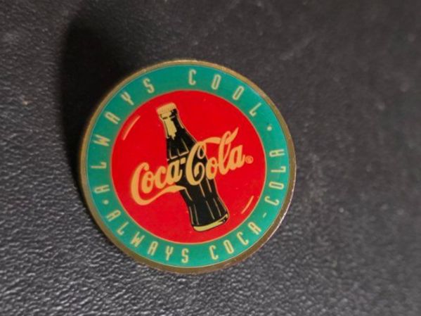 Coca-Cola Placchette & Badge: Coca Cola Pin 2,2 cm – Usato da Walterswil BE venduto da Lonitti