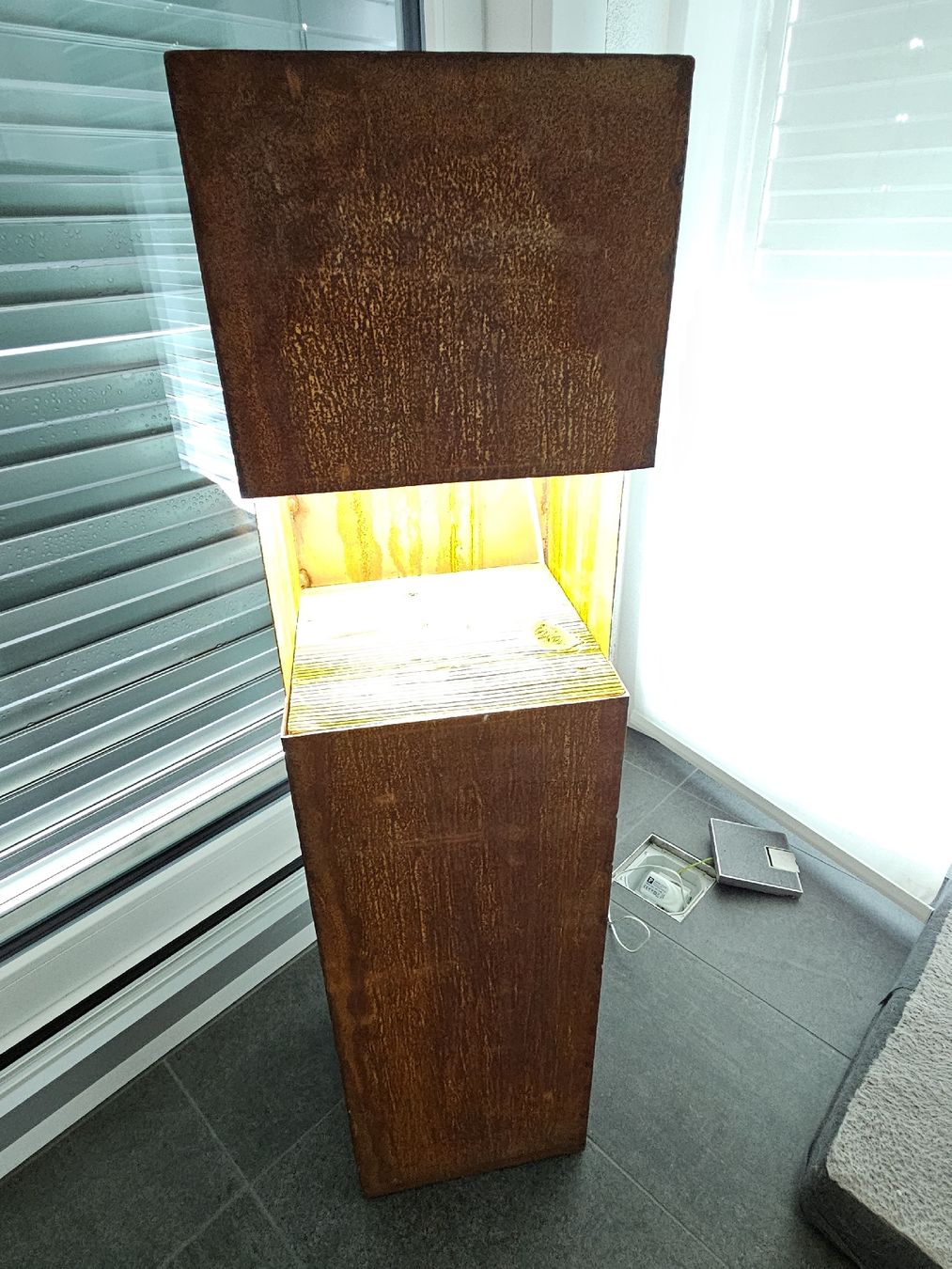 Scaffali: Rostsäule / Rostmetall mit Beleuchtung – Usato da Grenchen venduto da Fluri1 5