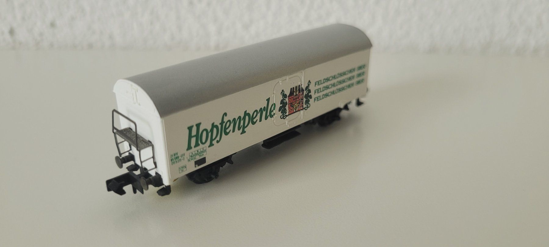 Arnold Modellini di ferrovie: Feldschlösschen Hopfenperle Bierwagen – Usato da Wittenbach venduto da Hase113 2