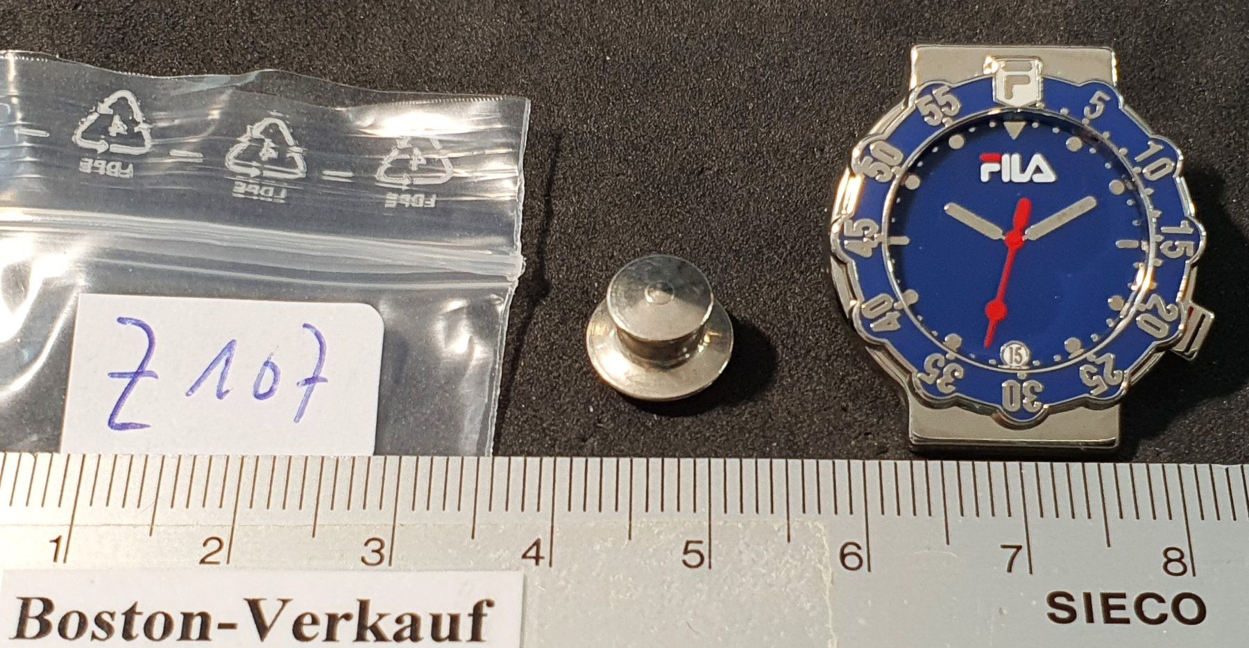 Placchette & Badge: Z107 - Pin Uhr FILA – Usato da Reinach BL venduto da Boston-Verkauf 3