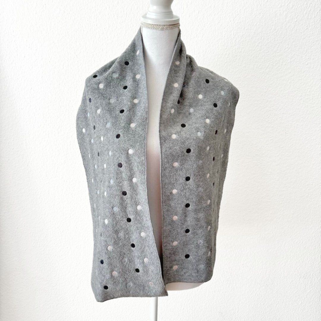 Foulard & Sciarpe: ACCESSORIZE Echarpe Grise à Pois – Usato da Vevey venduto da secondlifevevey 3