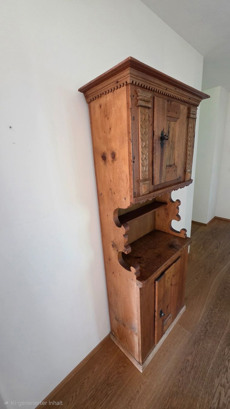 Armadi: Antiker Schrank – Usato da Thun venduto da Jelly 1