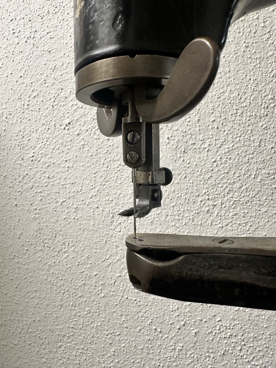 Singer Nähmaschinen: Antique Singer shoemaker sewing machine with treadle  – Gebraucht aus Elsau von MANWITHVAN 4