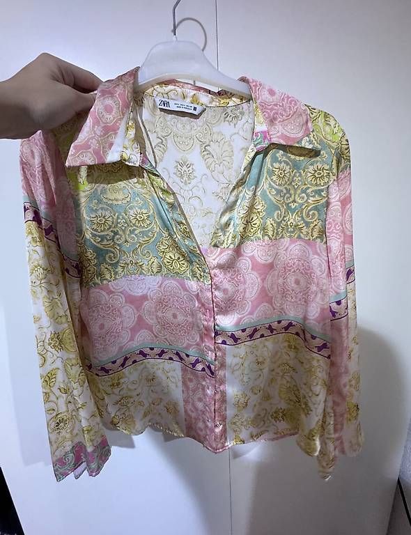 Camicette: ZARA BLUSE MIT ORNAMENTMUSTER – Nuovo e nell'imballaggio originale da Affoltern am Albis venduto da amr_c5yr