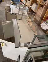 Verkaufstheke mit Glasaufbau zwei Stück