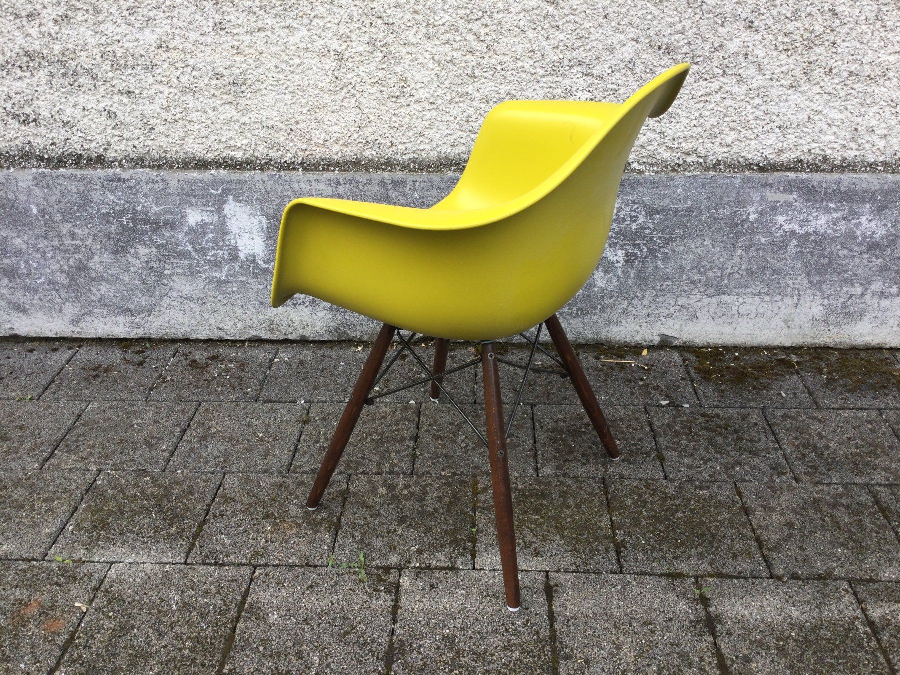 Vitra Sedie: Defekter Vitra Cames Eames Plastic Armchair – Difettoso da Wangen SZ venduto da kuriosum12 1