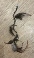Haarschmuck geflochten mit Federn und Glocke