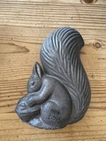 Décoration de jardin: Écureuil en fonte, comme neuf!