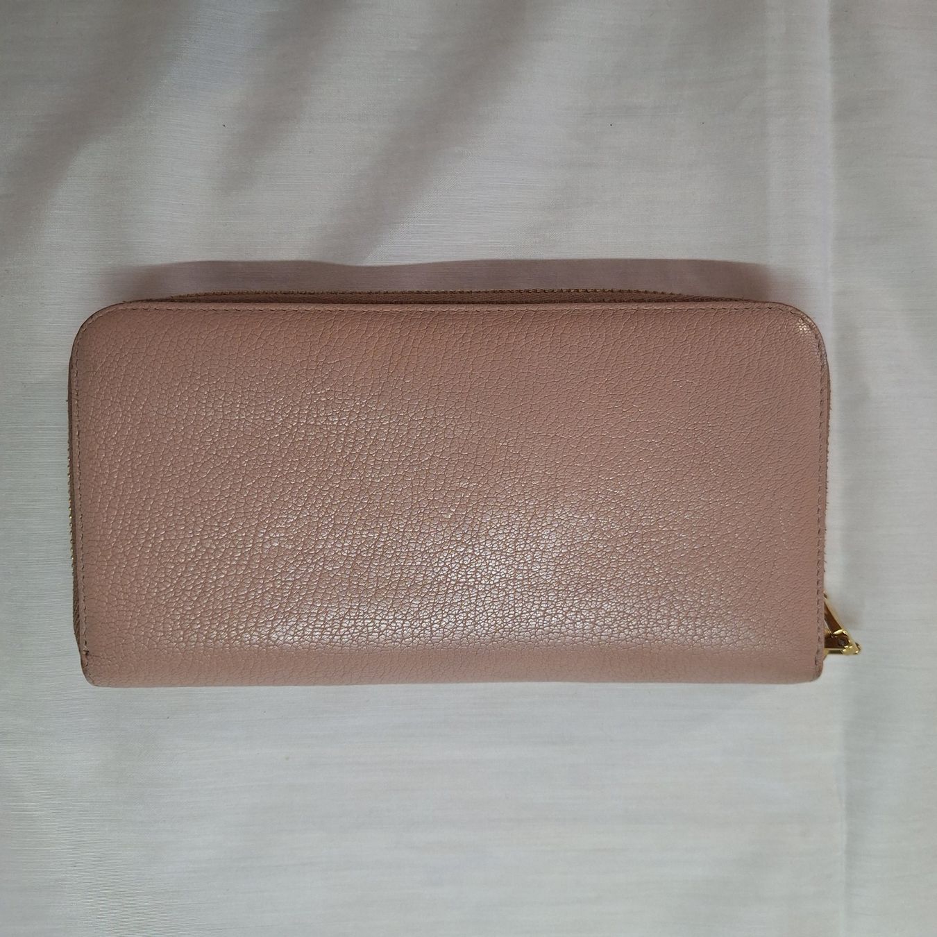 Miu Miu Portamonete: MIU MIU LOGO RIBBON ZIP AROUND WALLET – Usato da Kilchberg ZH venduto da mrmame 1
