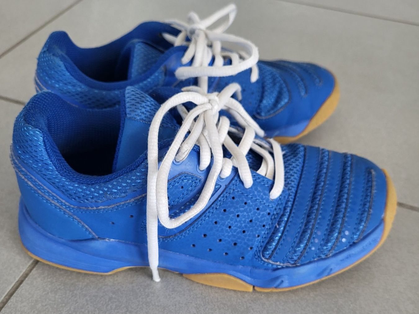 Adidas Schuhe für Jungen: Adidas Hallenschuhe gr. 32 – Gebraucht aus Boswil von i12i 1