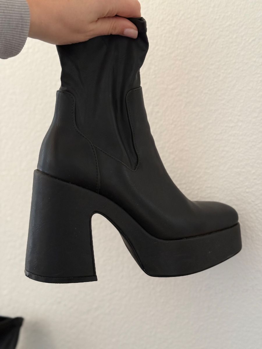 Chaussures femmes: Bottines plateforme noires – D'occasion à Pully par Vckbrd