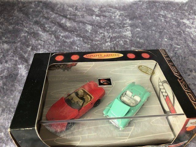Hot Wheels Modellini d'auto: 57'Corvette und 96' Corvette  1:64 – Nuovo e nell'imballaggio originale da Dürrenäsch venduto da modellautos4you 1