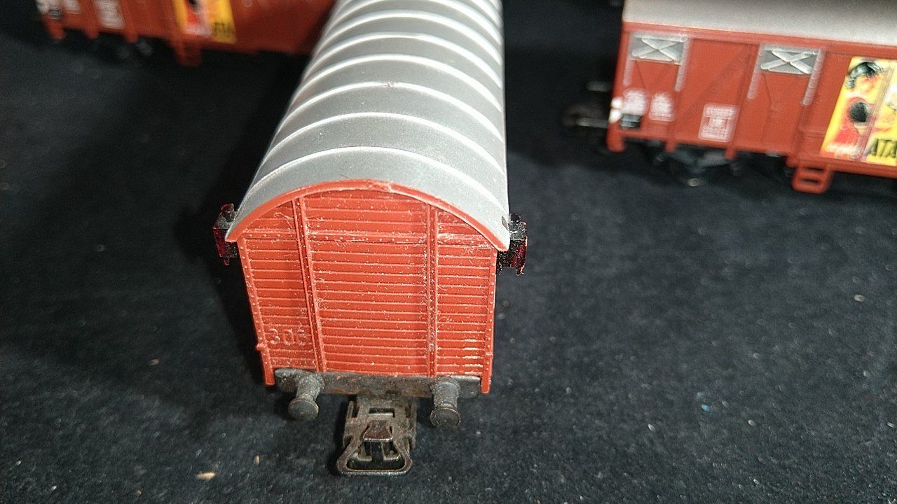 Märklin Modellini di ferrovie: 5 Gedeckte Güterwagen der DB mit Schlussleuchtenwagen – Usato da Uster venduto da Regenwurm61 5