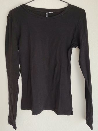 Schwarzes Shirt von Divided * Grösse L