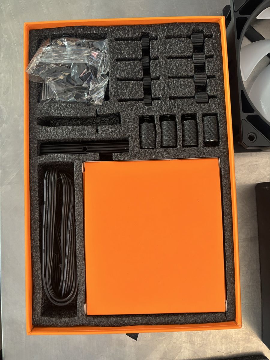 PC: EK Nucleus AIO CR360 Lux D-RGB Cooling System – Usato da Bern venduto da PrettyGood 2