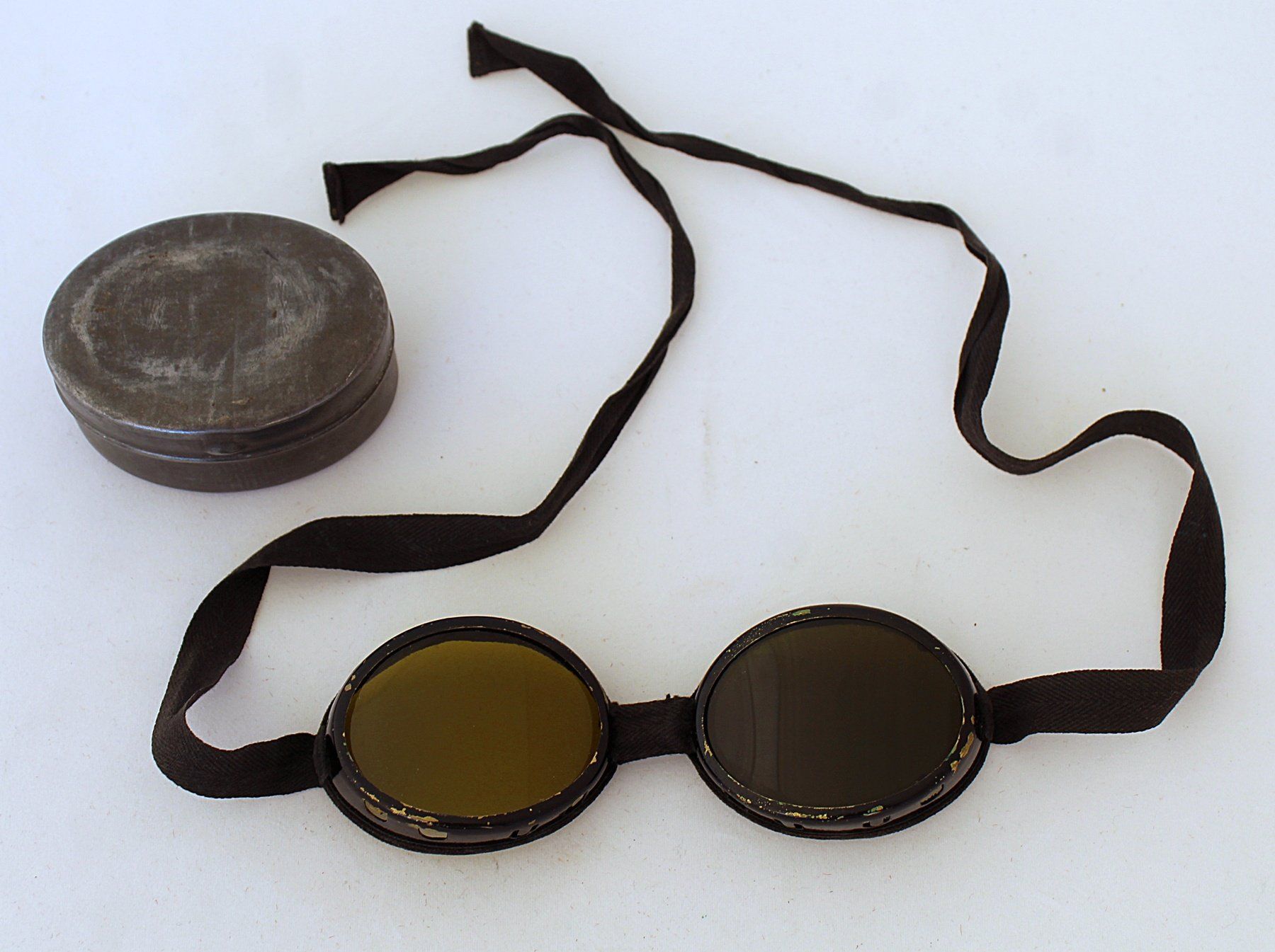 Schweizer Armee Uniformen: Schweizer Armee Gletscherbrille ELVES Mendrisio mit Dose – Gebraucht aus Zürich von Auctionata 1
