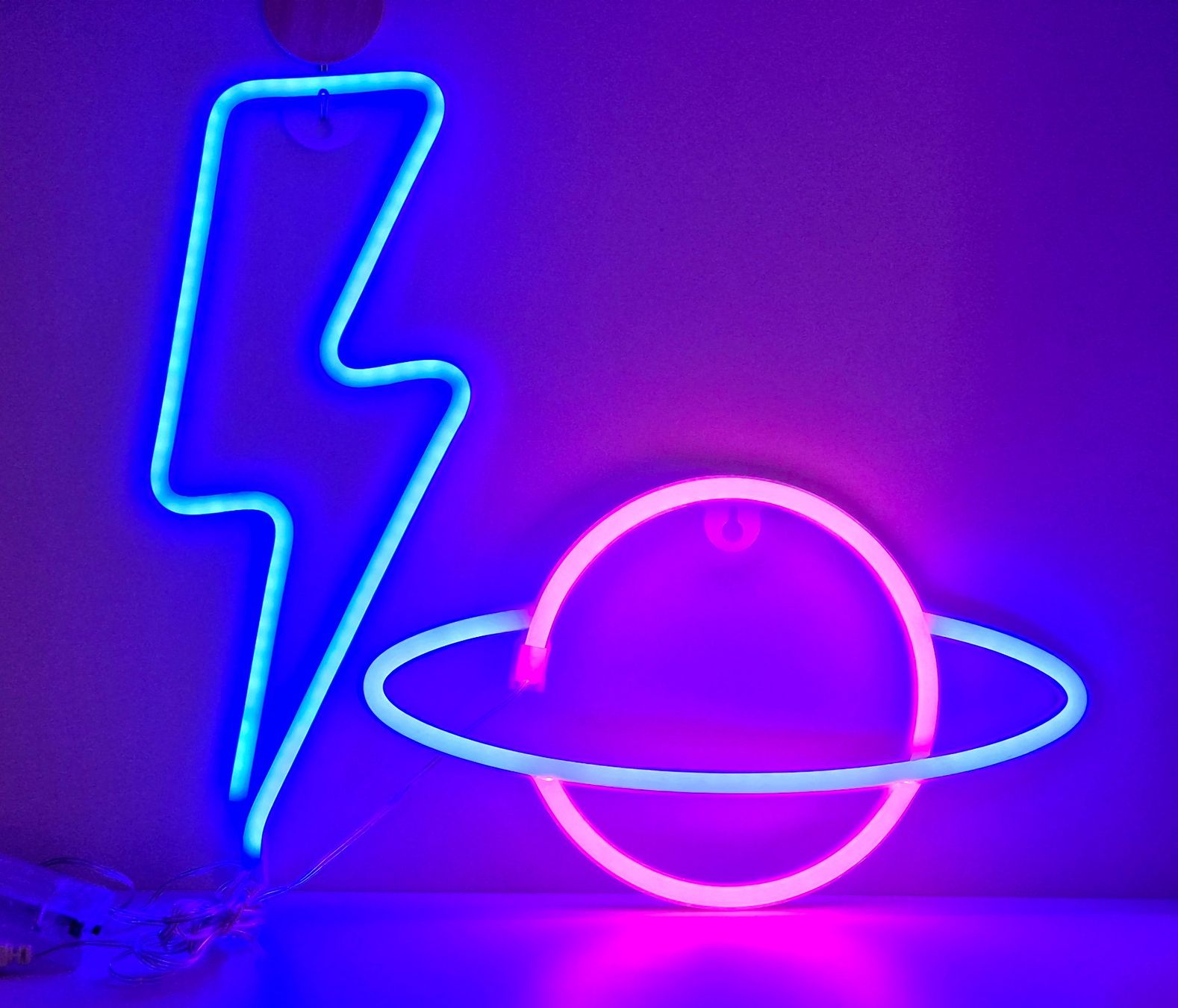 Toutes les décorations: 2 Neon-LED-Deko-Schilder (Blitz & Saturn) – D'occasion à Zürich par New_username