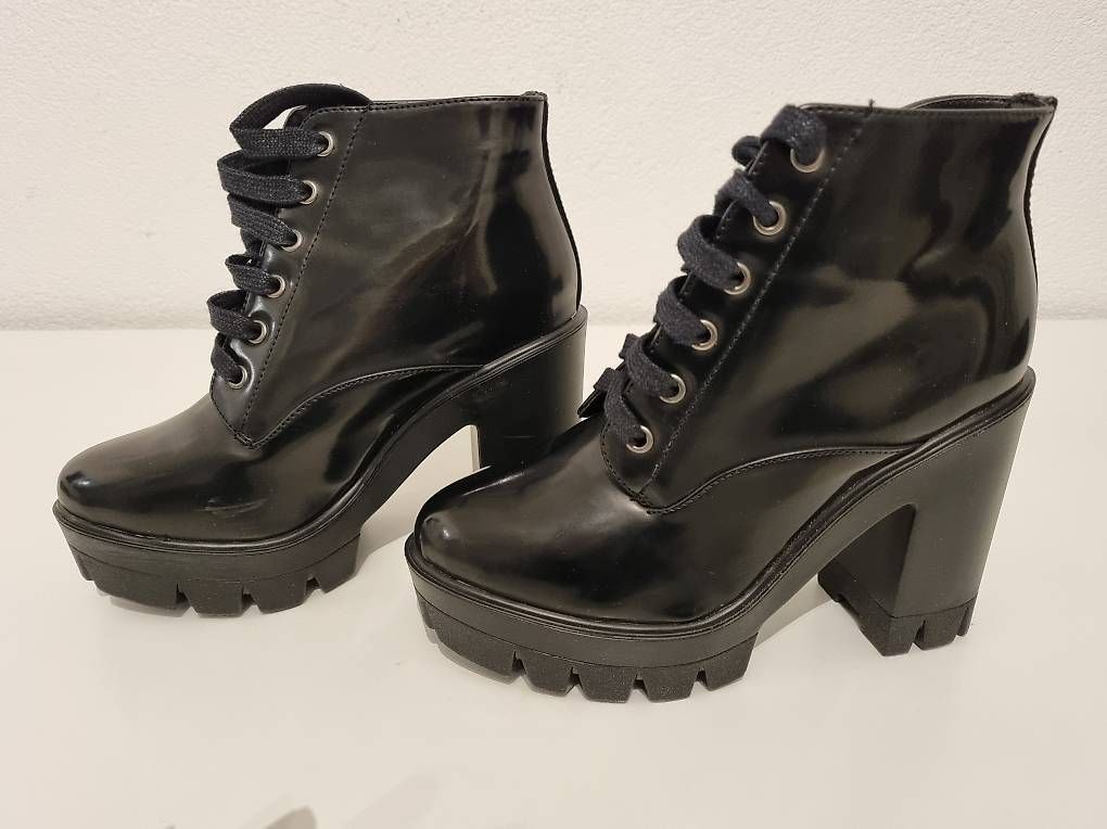 Scarpe da donna: Bottines en vinyle – Usato da Gland venduto da Khazmur1 1
