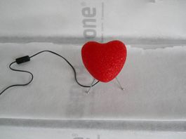 Nachttischlampe aus rotem Herz