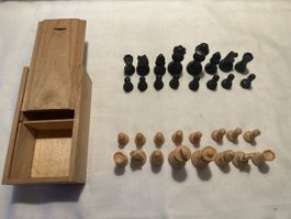 Schachfiguren Holz mit Schachtel guter Zustand 6cm Königsgrö