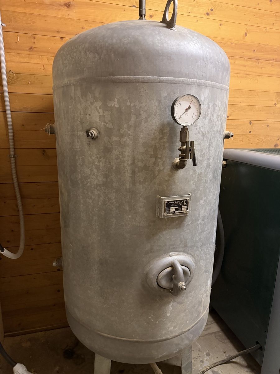 Compressori: Schraubenkompressor mit Druckluftbehälter – Usato da Büsserach venduto da Sito1979 4