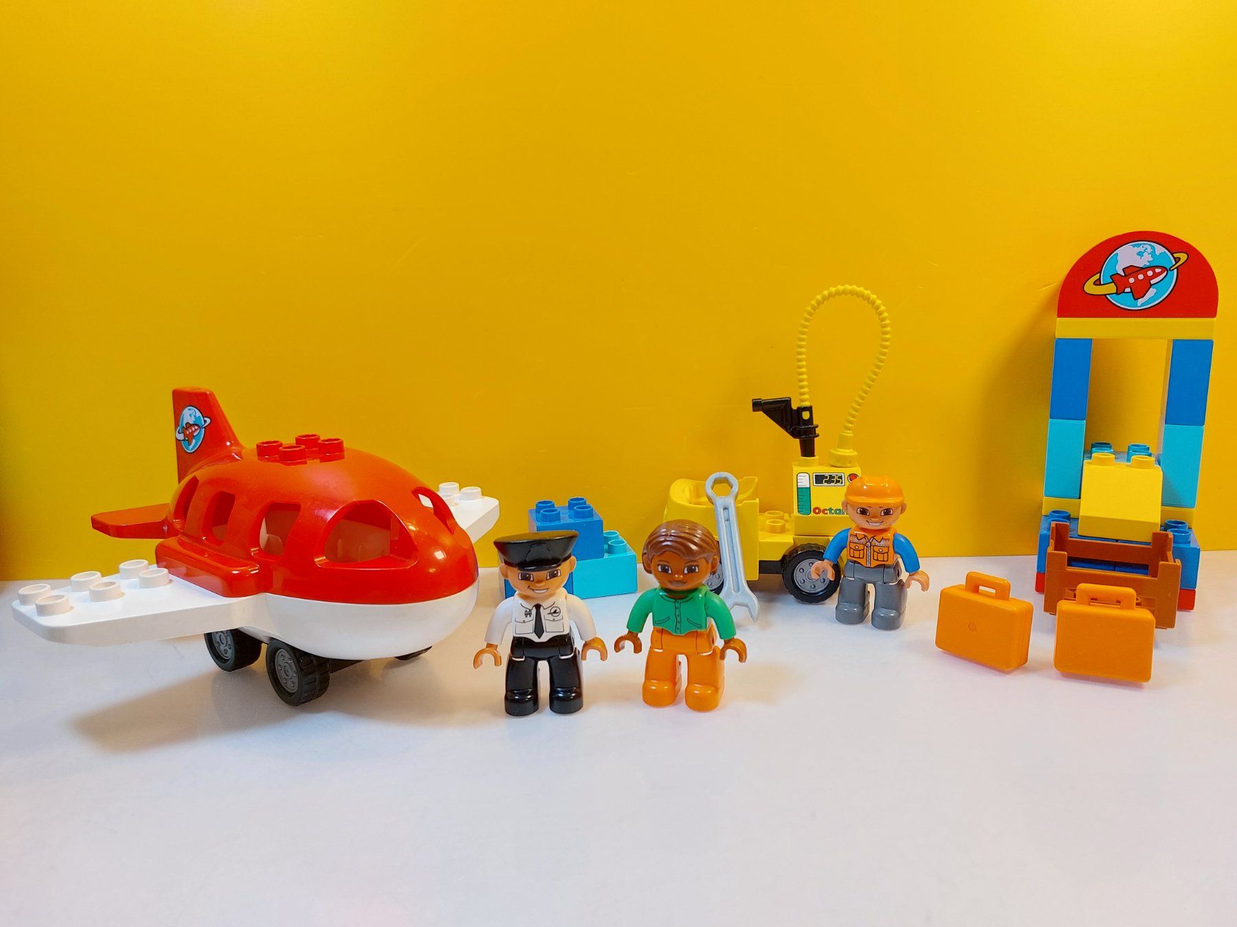 Lego Kit di costruzioni: LEGO Duplo 10590 Flugzeug mit Flughafen – Usato da St.Gallen venduto da TinasBauundSpiel