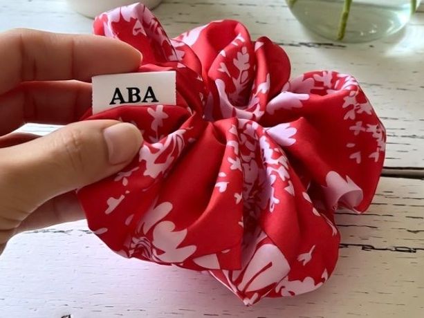 Accessoires pour cheveux: Seide Scrunchie - Blumenrot - Elegant - Handgemachte - Neu! – Neuf avec emballage d'origine à Vals par ABA-Atelier