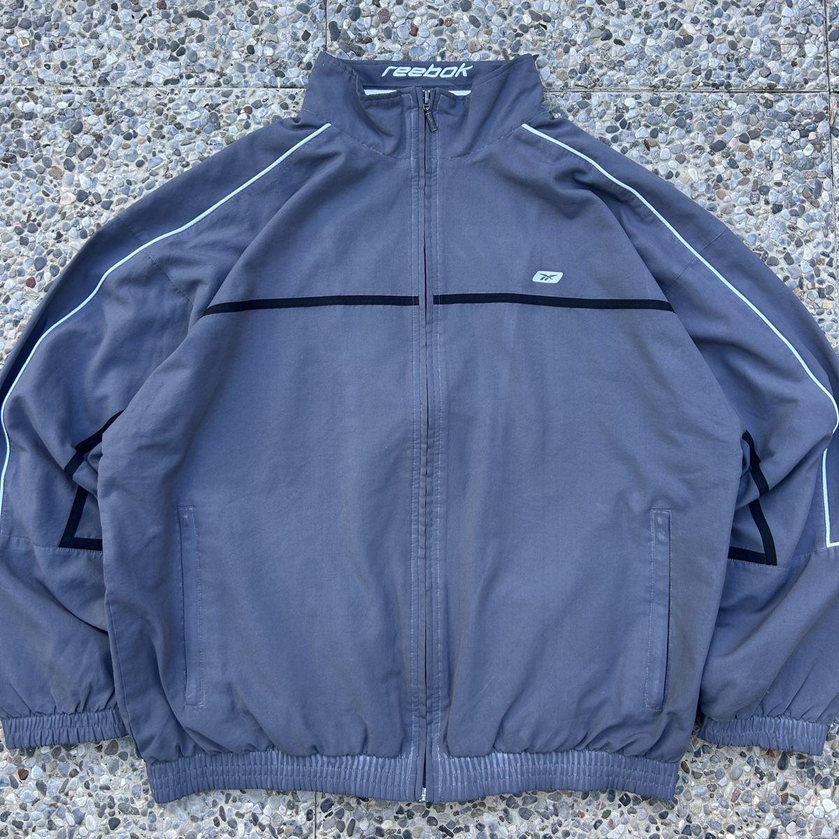 Reebok Vestes: Vintage Reebok grey track jacket – D'occasion à brent par fukusapes 1