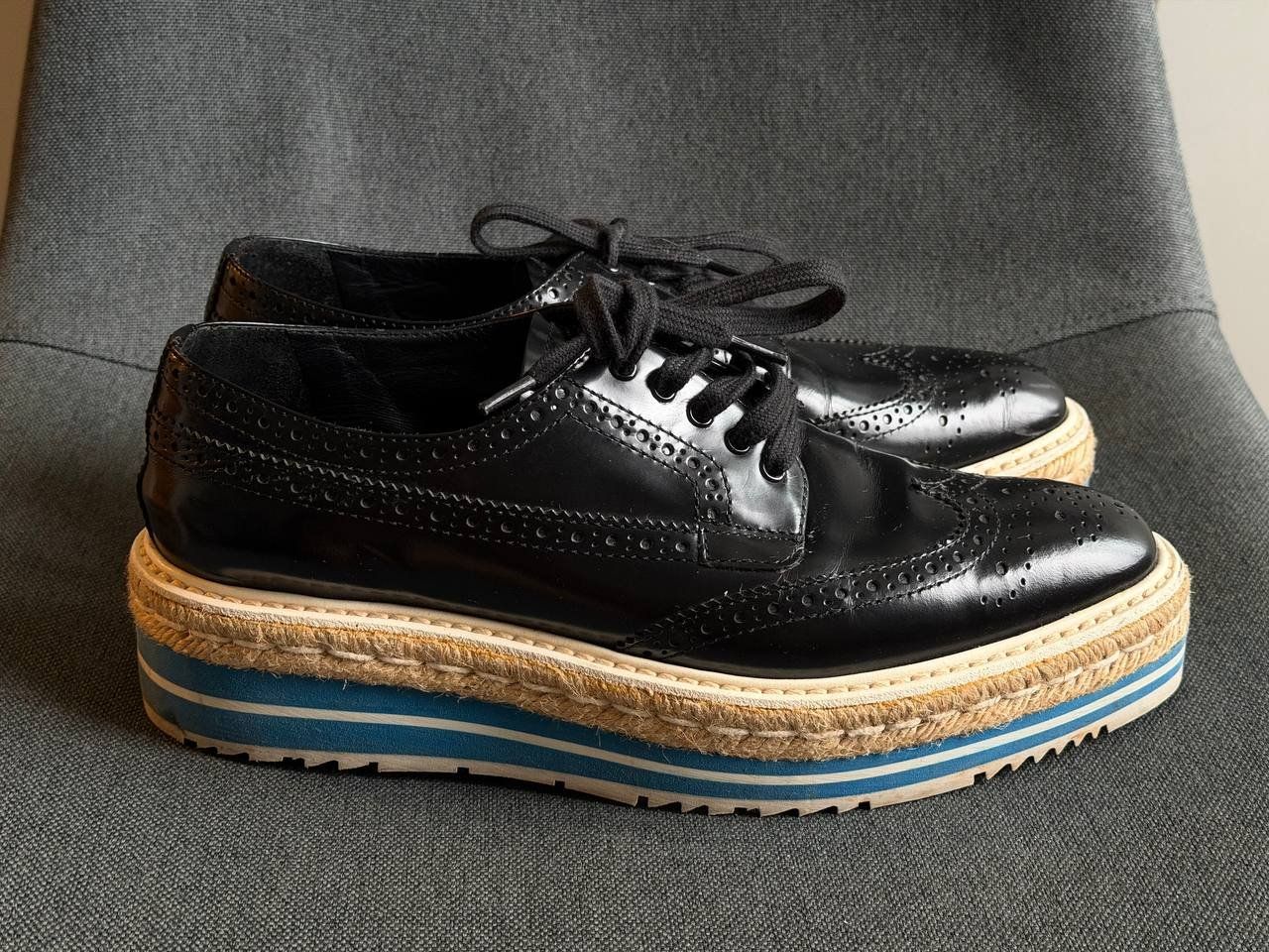 Prada Scarpe da donna: Chaussures Derby compensées Prada Wingtip en cuir – Usato da Cologny venduto da Nayiri 2