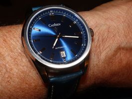 Elegante leuchtend blaue Automatikuhr