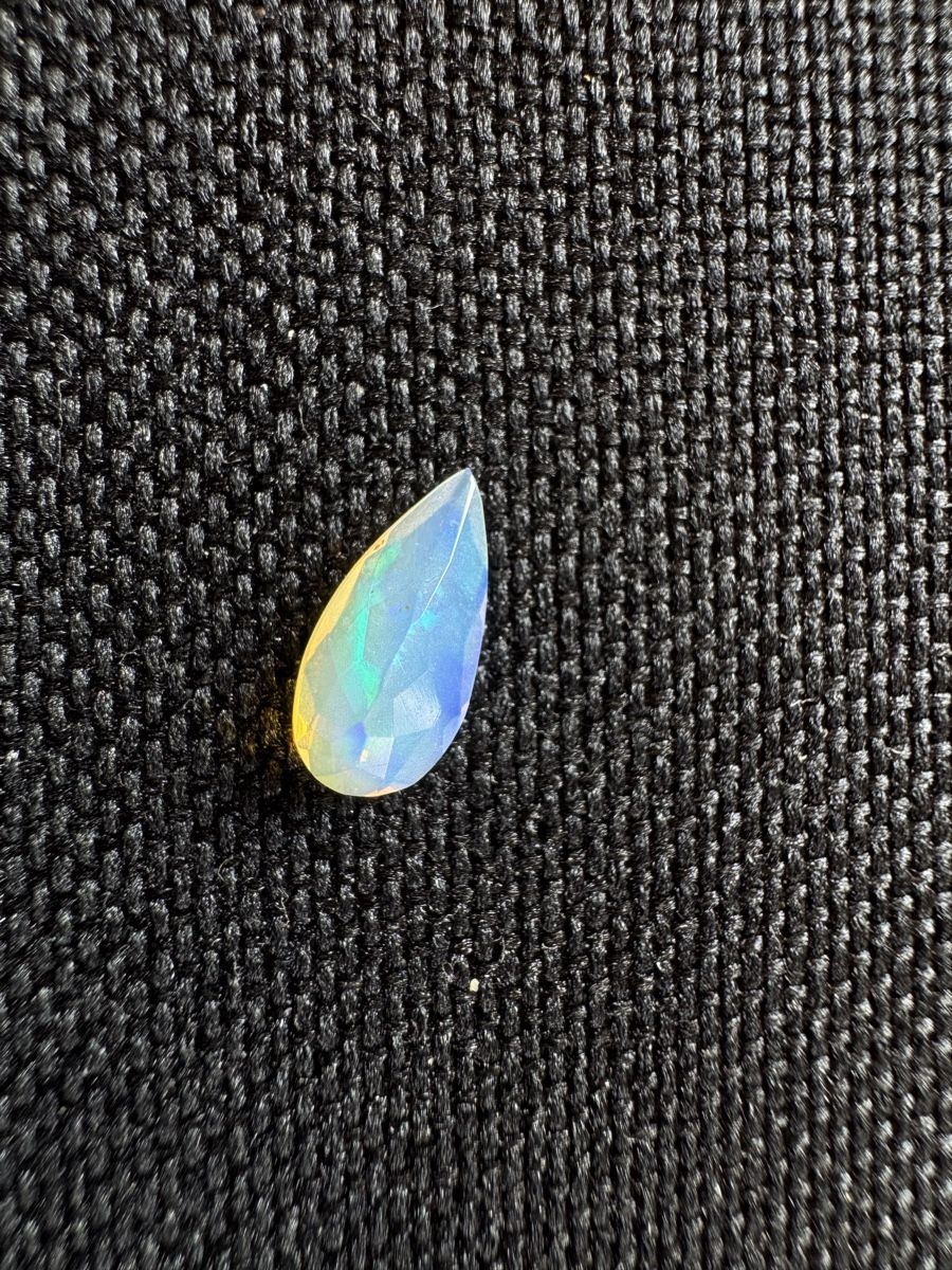 Pierres précieuses: Äthiopischer Opal 0.75 ct – Neuf avec emballage d'origine à Wängi par Horus90