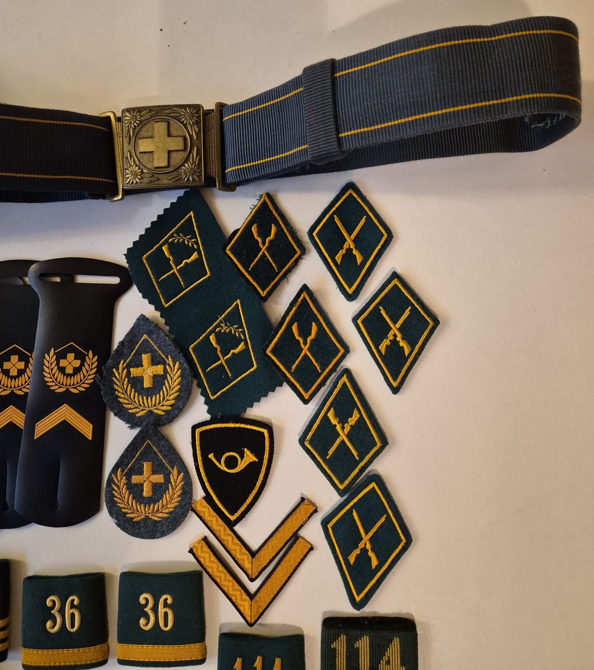 Schweizer Armee Uniformi: Grosse Sammlung Schweizer Armee Militaria – Usato da Basel venduto da Kurioses 1
