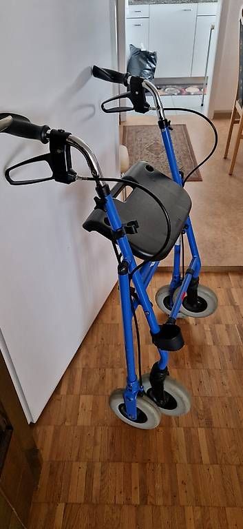 Aides à la marche: Rolator blau – D'occasion à Schaffhausen par munotmunot01