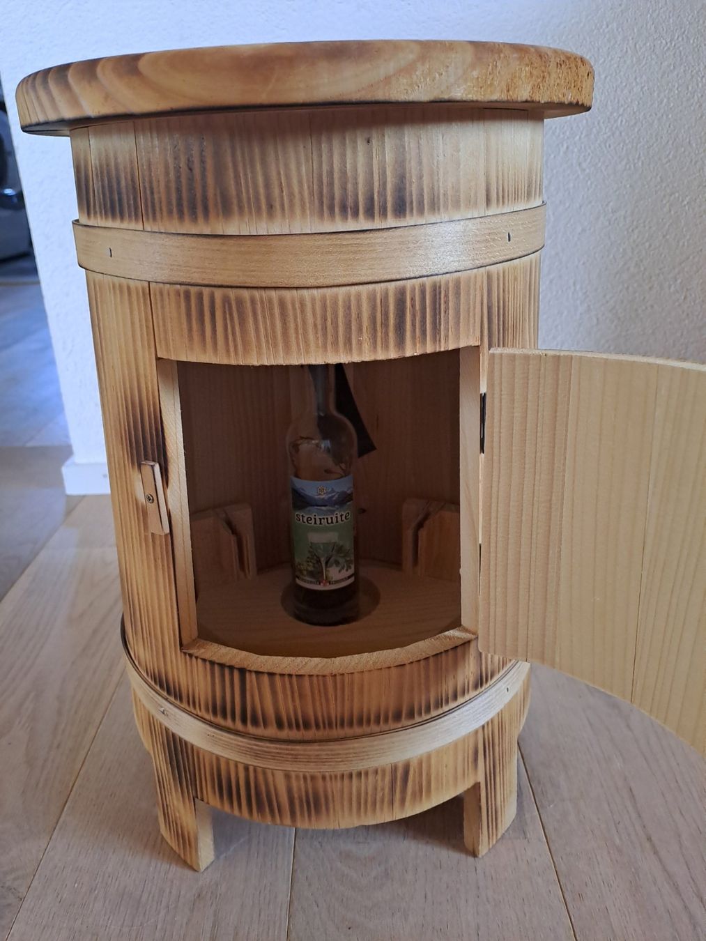 Accessori: Holzfass-Bar / Beistelltisch / Hocker, geflämmt – Usato da Wängi venduto da Raettli10 1
