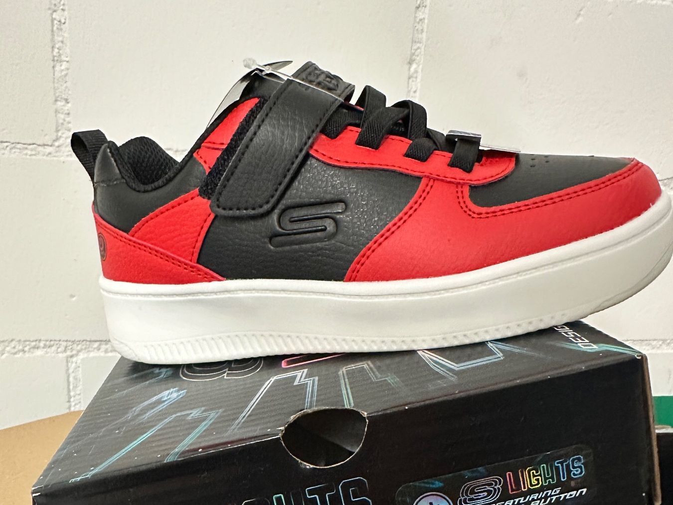 Skechers Scarpe da uomo: Skechers Sneaker Gr. 34 mit LED, neu – Nuovo e nell'imballaggio originale da Niederuzwil venduto da Ib-top