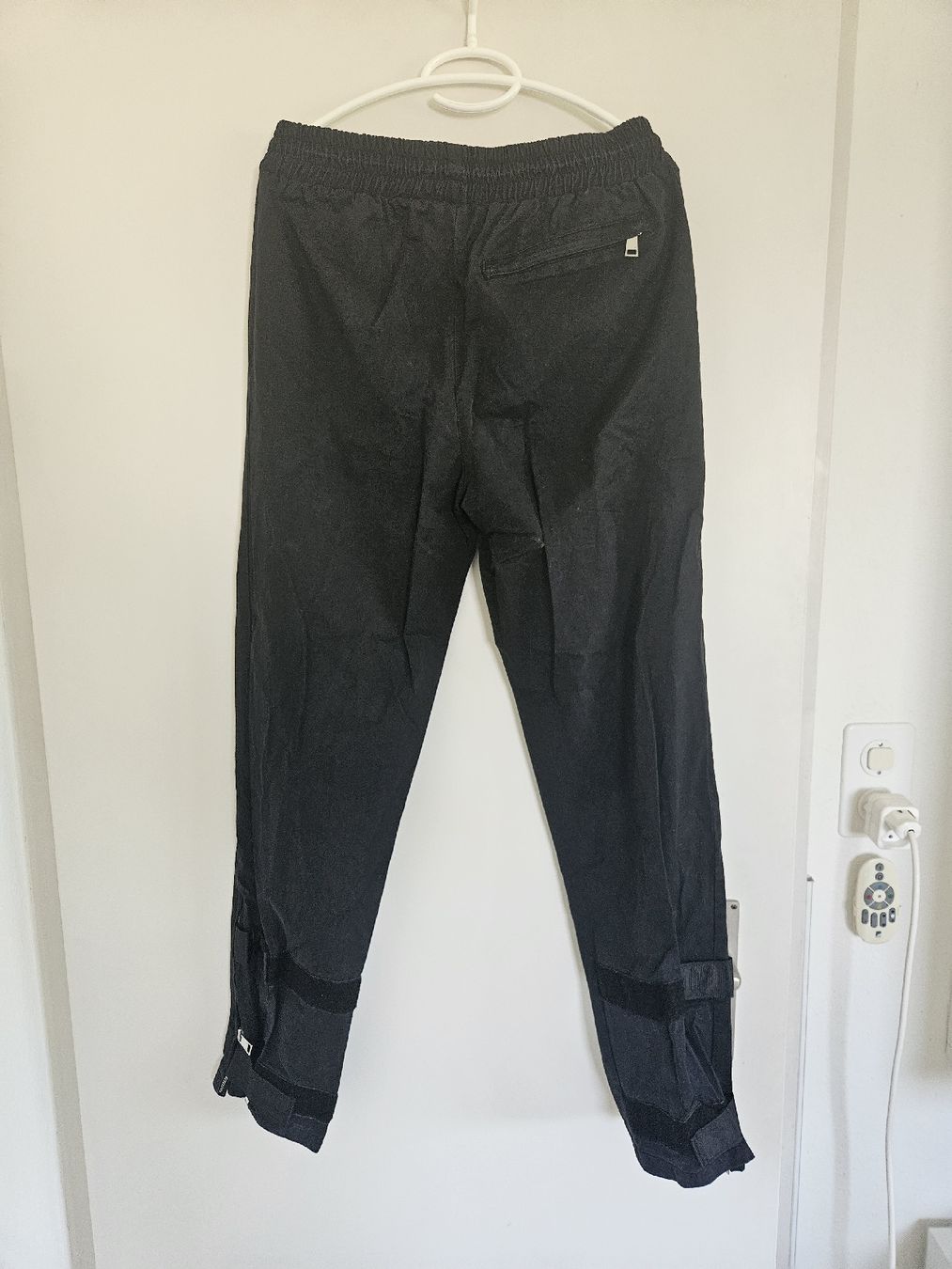 6PM Pantaloni: 6pm Hose schwarz Grösse M  – Usato da Volketswil venduto da Descerado 2