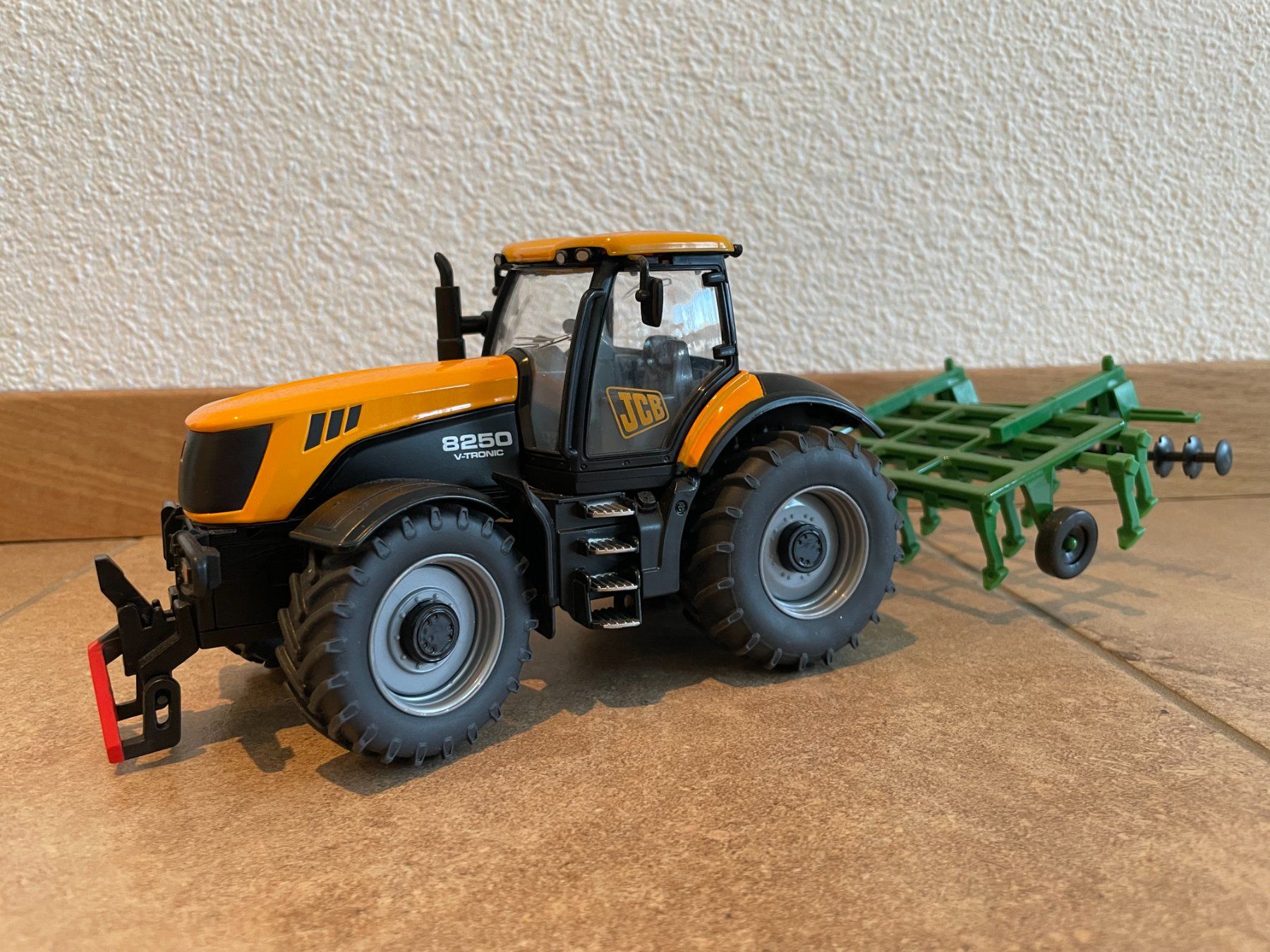 Jcb Trattori: SIKU JCB 8250 mit Schwergrubber – Nuovo e nell'imballaggio originale da Kreuzlingen venduto da Stefan1150