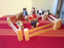 Trauffer Holzspielzeug Bauernhof Kühe Hund Figuren Zaun Set