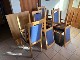 Ausziehbarer Esstisch mit 8 Stühlen