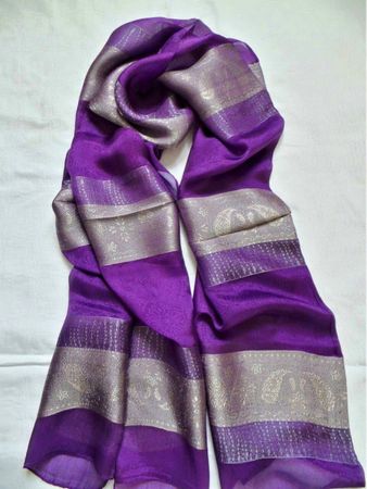 Eleganter Seidenschal in Lila und Silber - Neuwertig!