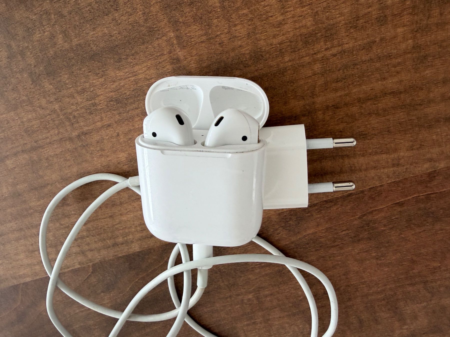 Apple Cuffie: AirPods 2. Generation mit Ladecase, inkl. Netzteil – Usato da Urdorf venduto da eneri56