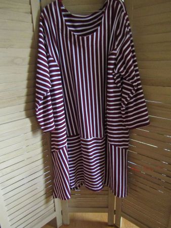 Gr. 48/56, Kleid in Bordeaux/Weiss, extralang, auffällig