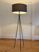 Schwarze Tripod Stehlampe mit grossem Stoffschirm