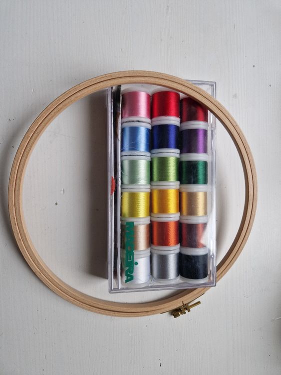 Madeira Stickgarn und Stickring (Neu (gemäss Beschreibung)) in St ...