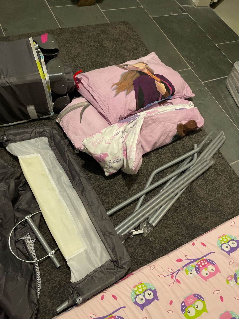 Lits: Kinderreisebett mit Zubehör – D'occasion à Unterkulm par AnoliOccasion 2