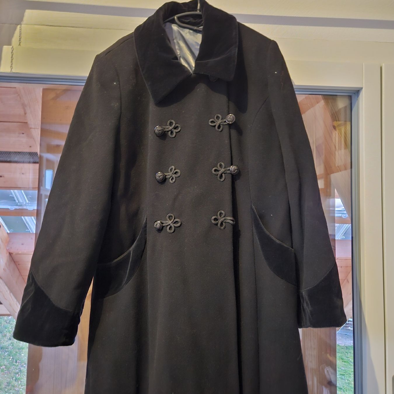 Cappotti: Schwarzer Vinnnnn Wintermantel mit Details – Usato da Oberbalm venduto da ursina19