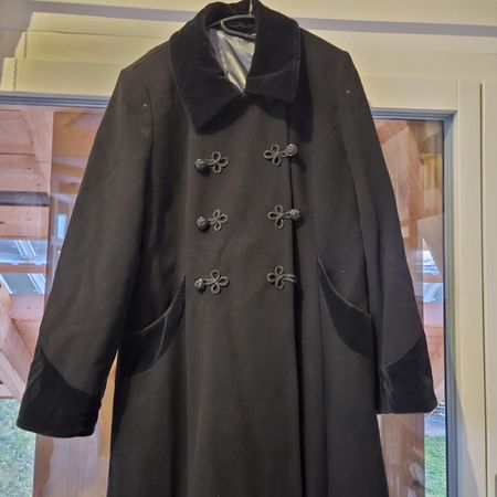 Schwarzer Vinnnnn Wintermantel mit Details