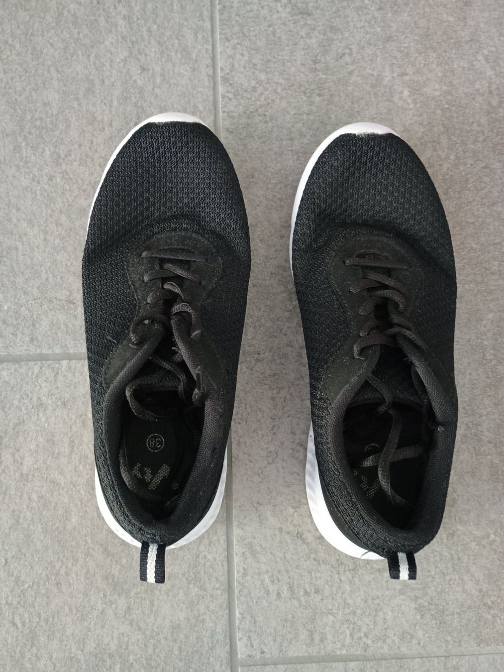 Scarpe da uomo: Turnschuhe Hallenturnschuhe Sneaker Grösse 38 – Usato da Mörel venduto da tasie