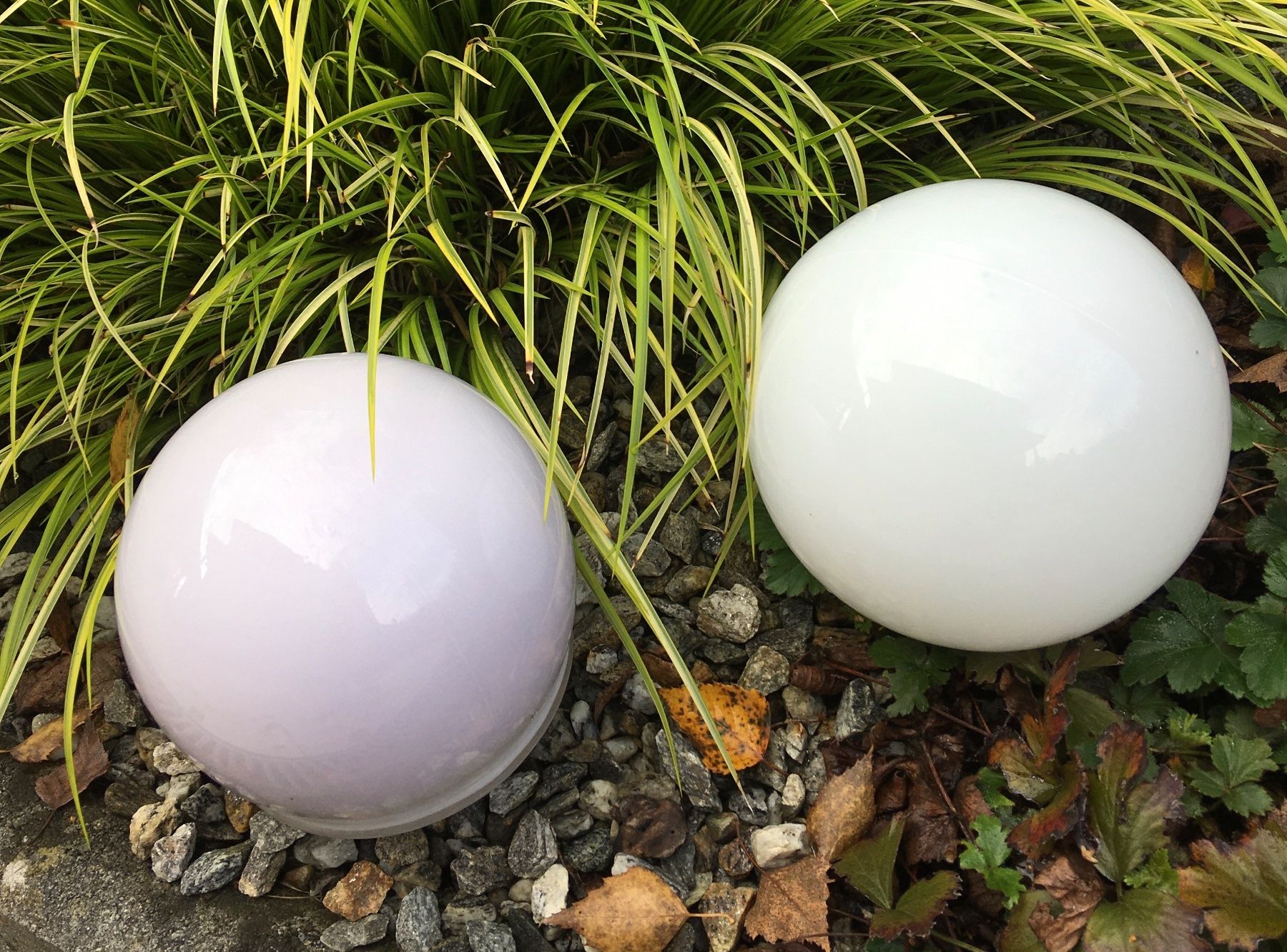 Lampade: Zwei Milchglas-Kugellampen – Usato da Wettingen venduto da Aromat