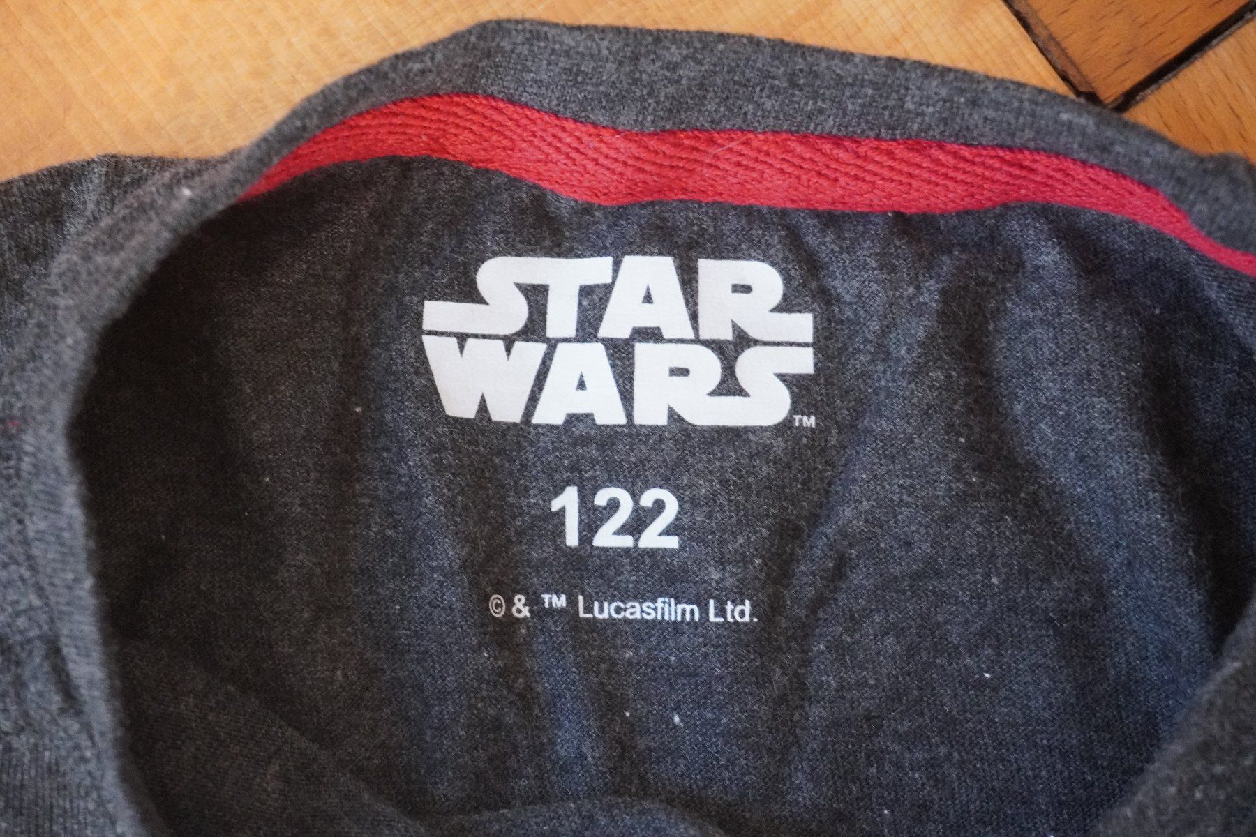 Pullover & Sweatshirts: Star Wars Captain Phasma Kinder Langarmshirt Grösse 122 – Gebraucht aus Thunstetten von blob87 2